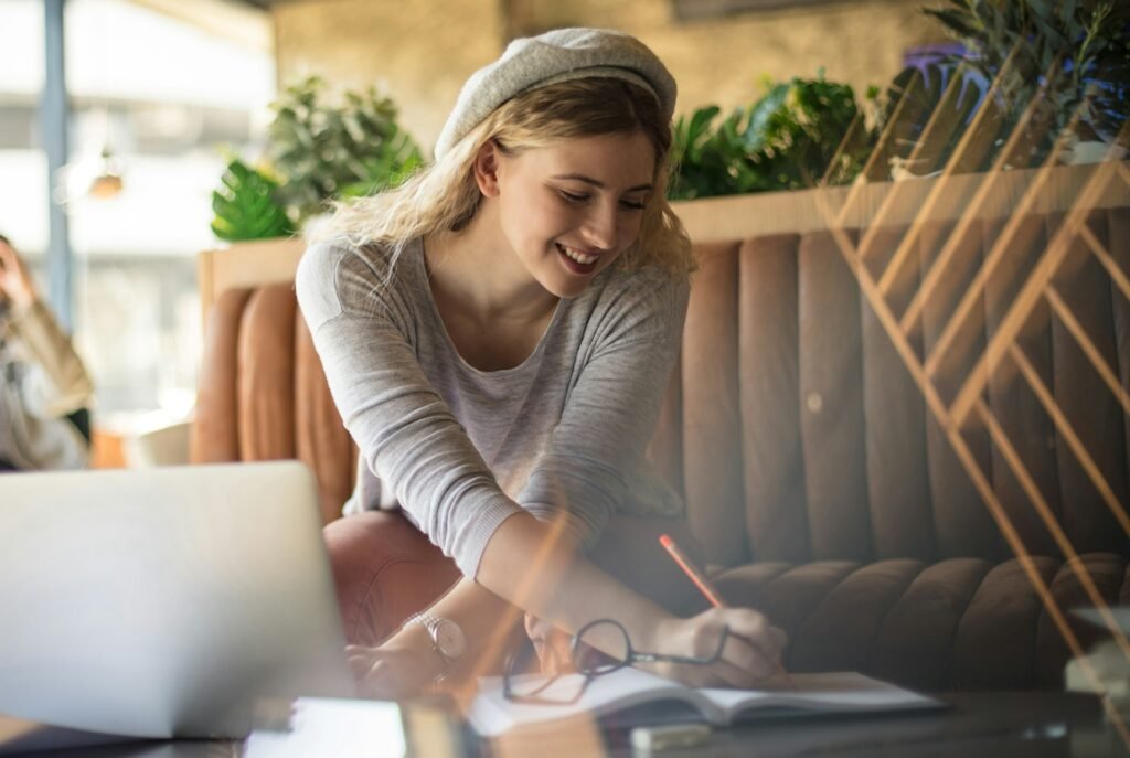 Student taking A-Level Spanish grammar lessons online in the UK with Learn Spanish with Rosa — improving writing, accuracy, and confidence in Spanish.