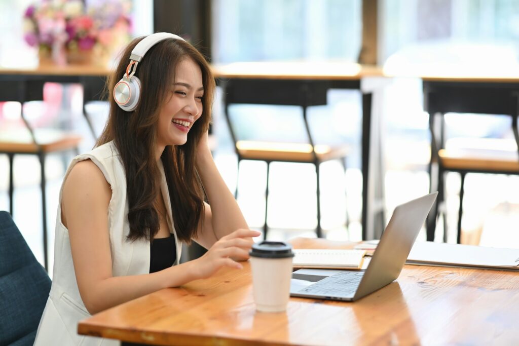 A-Level Spanish listening & reading lessons online, student practising comprehension and vocabulary with authentic Spanish audio clips.